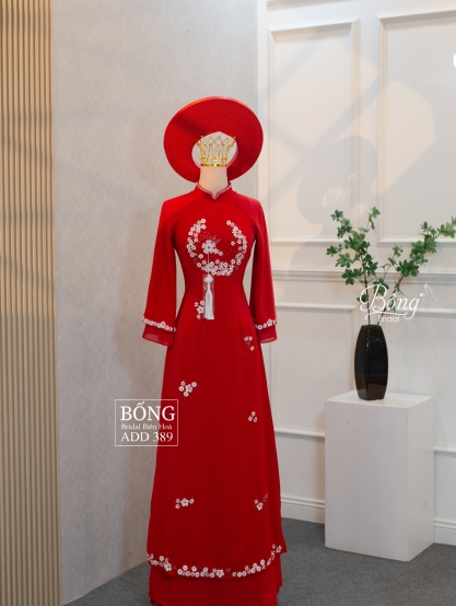 Áo Dài Nữ Đỏ Tươi Kết Vòng Hoa Trắng Trước Ngực ADD389