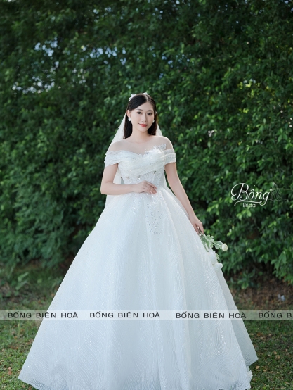 Váy Cưới Kim Tuyến Tay Xếp Ly Trễ Vai Lệch KSR130