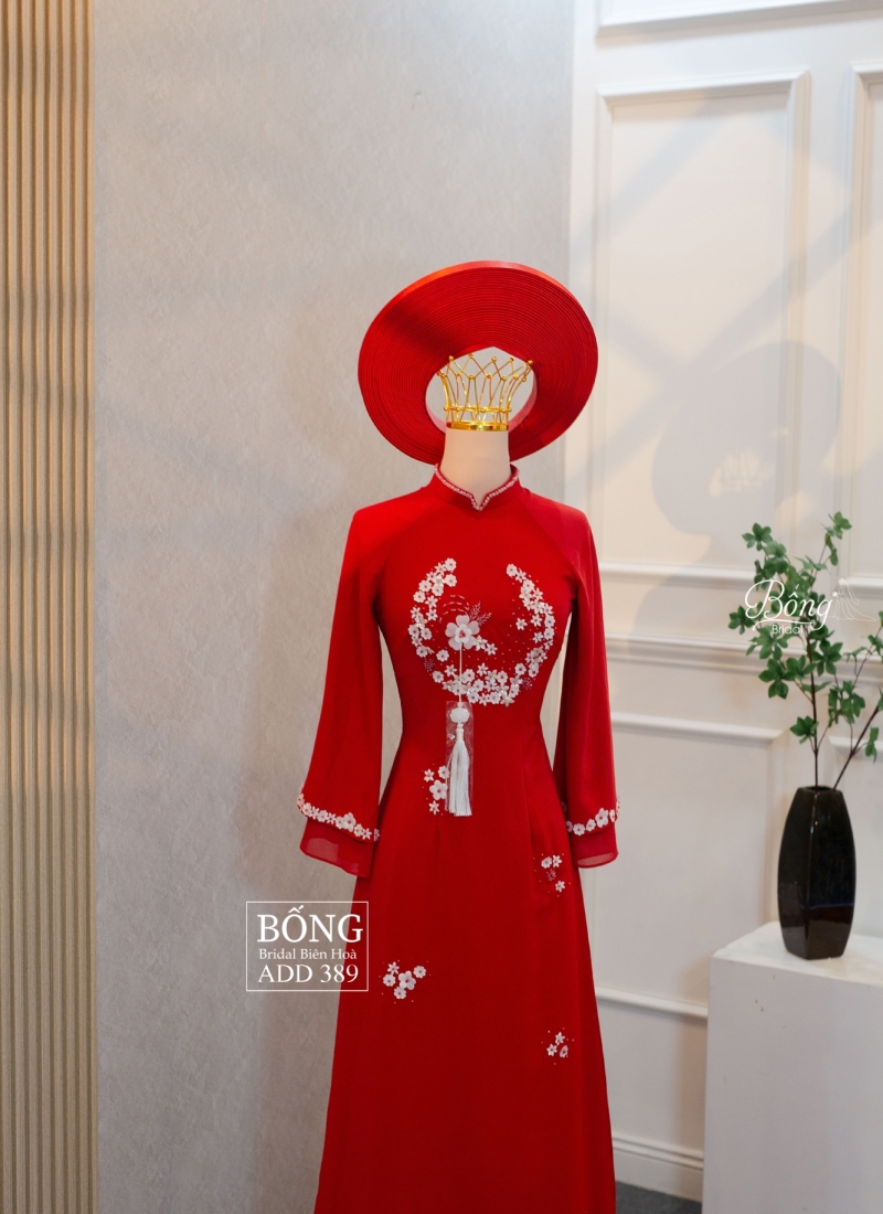 Áo Dài Nữ Đỏ Tươi Kết Vòng Hoa Trắng Trước Ngực ADD389