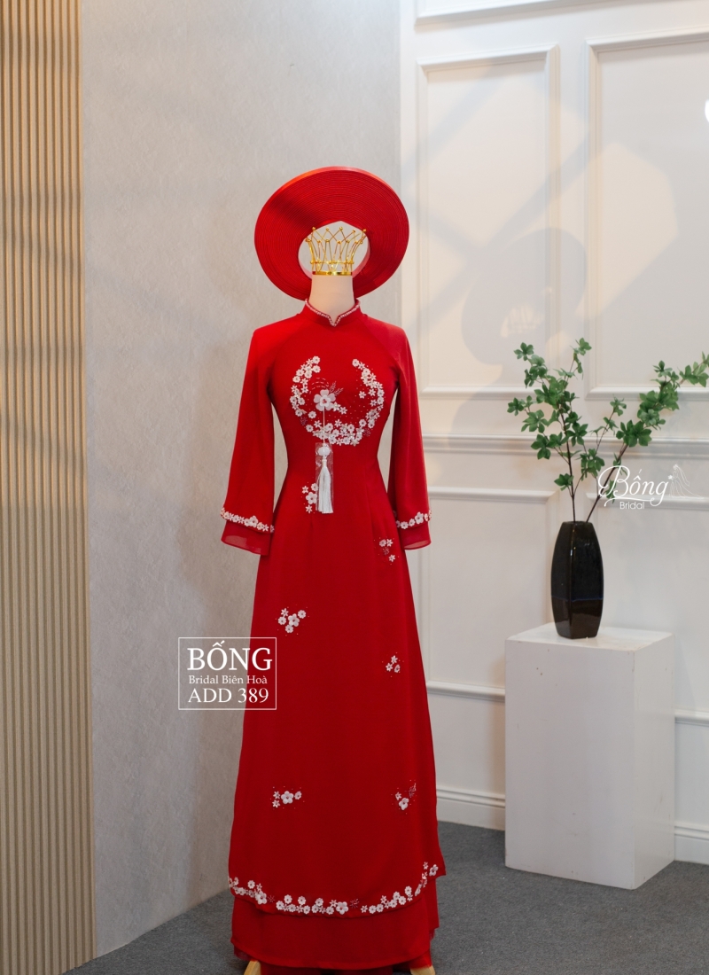 Áo Dài Nữ Đỏ Tươi Kết Vòng Hoa Trắng Trước Ngực ADD389
