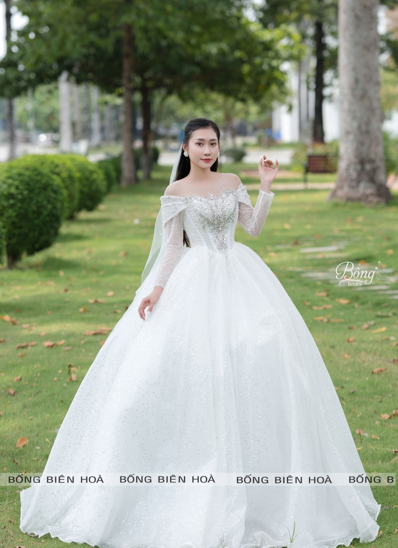 Váy Cưới Kim Tuyến Tay Trễ Vai Kép Trắng KSR306