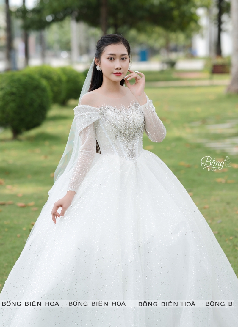 Váy Cưới Kim Tuyến Tay Trễ Vai Kép Trắng KSR306