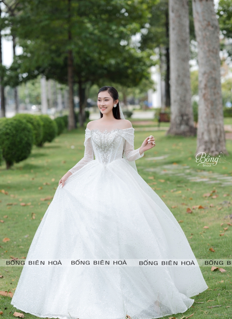 Váy Cưới Kim Tuyến Tay Trễ Vai Kép Trắng KSR306