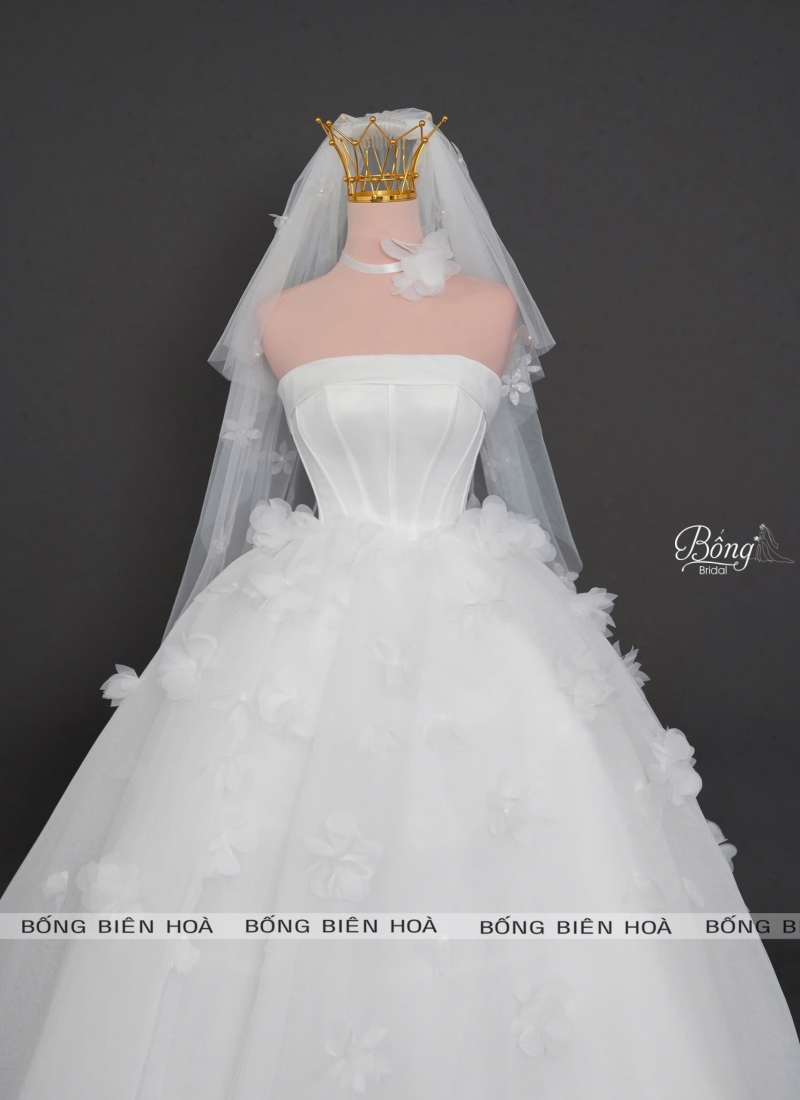 Váy Cưới Voan Thân Phi Cúp Ngực Kết Hoa 3D Tùng To Kèm Chocker VC849